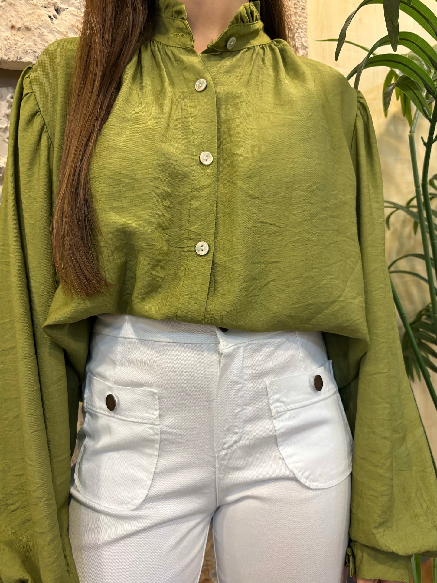 BLUSA FLUIDA CUELLO RIZADO VERDE