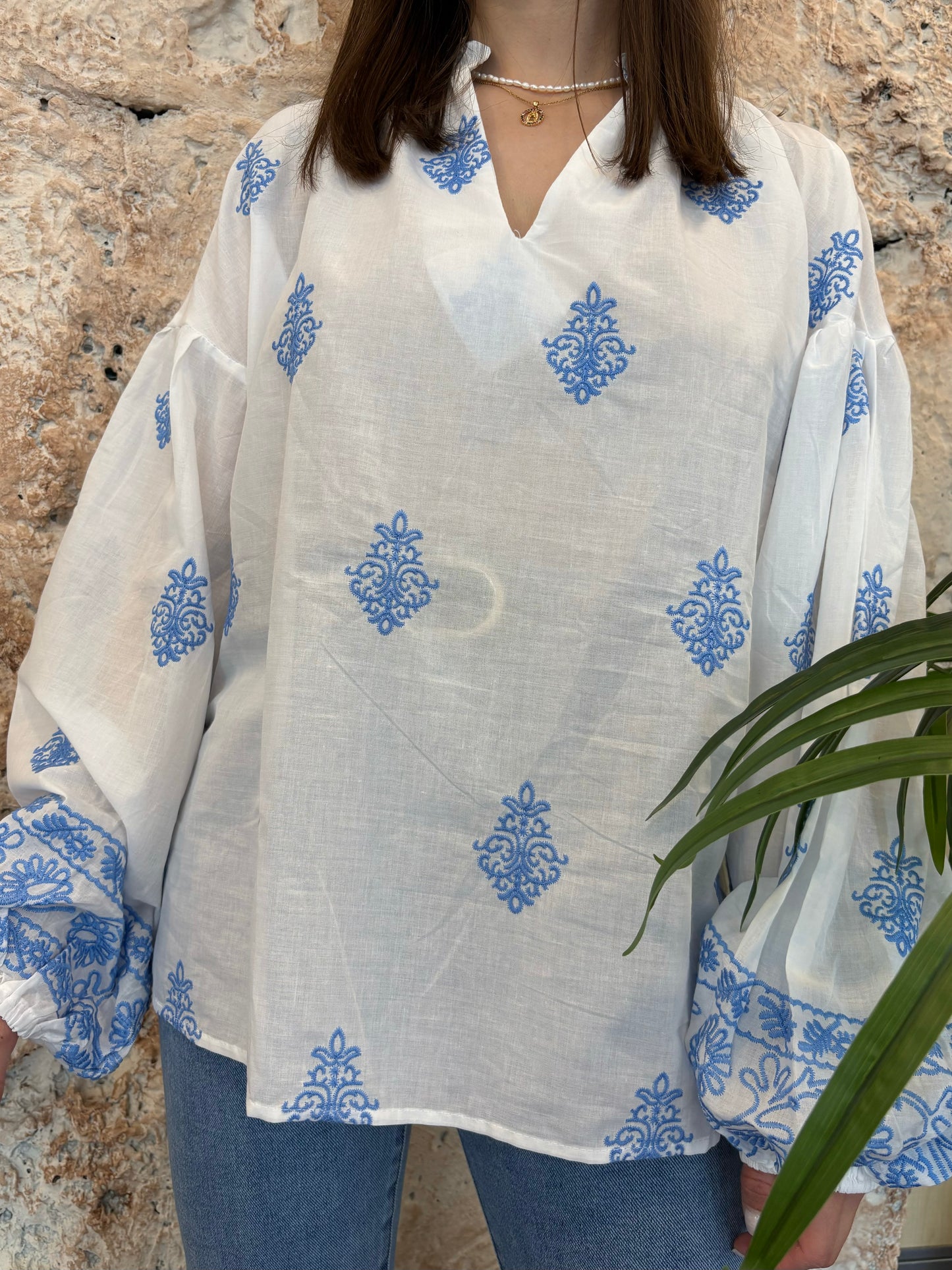 BLUSA BLANCA BORDADOS AZUL