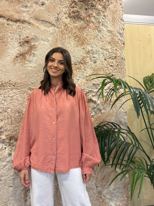 BLUSA FLUIDA CUELLO RIZADO CORAL